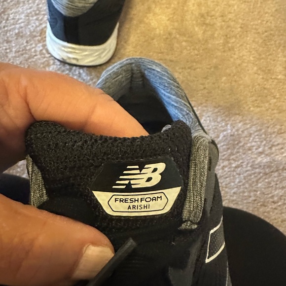 New balance women's size 8 1/2 fresh foam sneaker - Picture 4 of 5